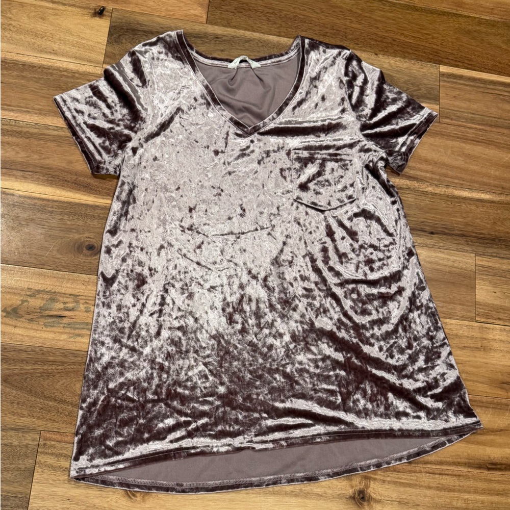 Crushed Velvet V-Neck Tee in Dusty Mauve